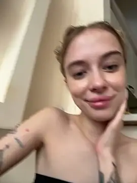 Snapshot of enjoy_my_beauty chatting on May 13, 2026, 6:42 am enjoy my beauty online show from May 13, 2026, 6:42 am