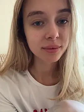 Snapshot of enjoy_my_beauty chatting on April 20, 2026, 6:27 am enjoy my beauty online show from April 20, 2026, 6:27 am
