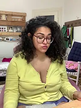 Snapshot of Curvydesifromgermany chatting on May 8, 2026, 7:34 am Curvydesifromgermany online show from May 8, 2026, 7:34 am