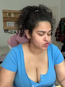 Snapshot of Curvydesifromgermany chatting on July 2, 2026, 1:28 pm Curvydesifromgermany online show from July 2, 2026, 1:28 pm