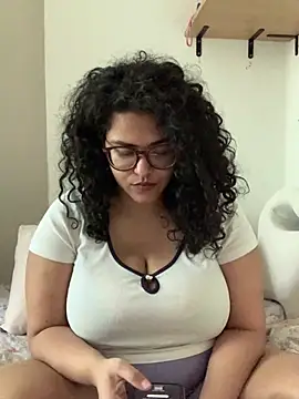Snapshot of Curvydesifromgermany chatting on May 29, 2026, 12:55 pm Curvydesifromgermany online show from May 29, 2026, 12:55 pm