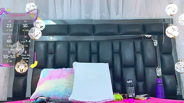 AuraRoss online show from October 30, 2025, 7:00 pm