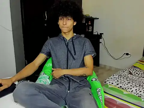 Snapshot of cardrey05 chatting on October 10, 2025, 5:58 pm cardrey05 online show from October 10, 2025, 5:58 pm