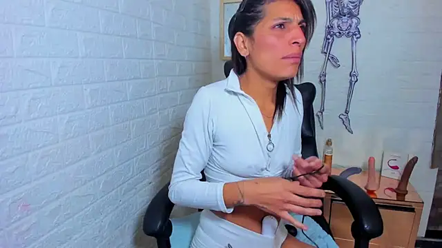 ImCrazzy online show from October 27, 2025, 1:23 pm