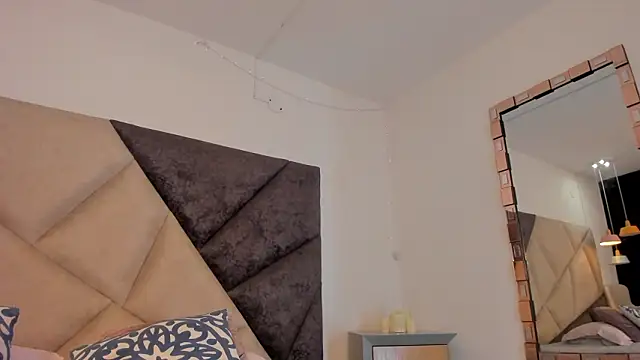 Snapshot of BonnieCute_ chatting on February 7, 2026, 12:18 am BonnieCute online show from February 7, 2026, 12:18 am