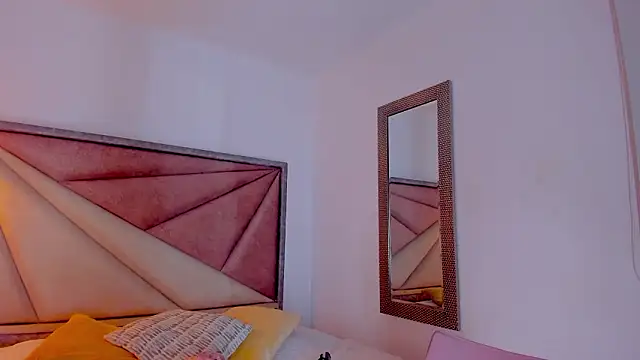 Snapshot of BonnieCute_ chatting on February 10, 2026, 11:48 pm BonnieCute online show from February 10, 2026, 11:48 pm