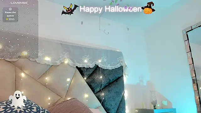 Snapshot of BonnieCute_ chatting on October 31, 2025, 11:44 pm BonnieCute online show from October 31, 2025, 11:44 pm