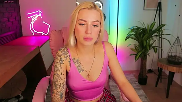 Crystal Barbie online show from March 18, 2025, 4:40 am