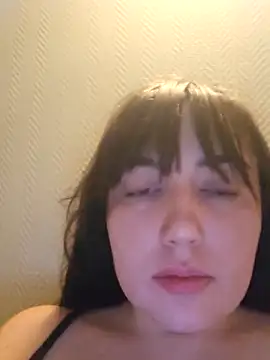 Lynylou online show from May 10, 2026, 4:27 am