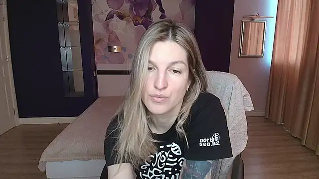 Snapshot of EmilyWalkeri chatting on May 14, 2026, 6:32 am EmilyWalkeri online show from May 14, 2026, 6:32 am