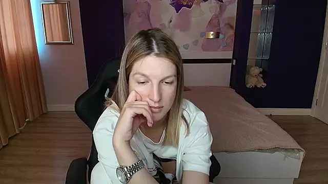 EmilyWalkeri online show from July 8, 2026, 7:42 am