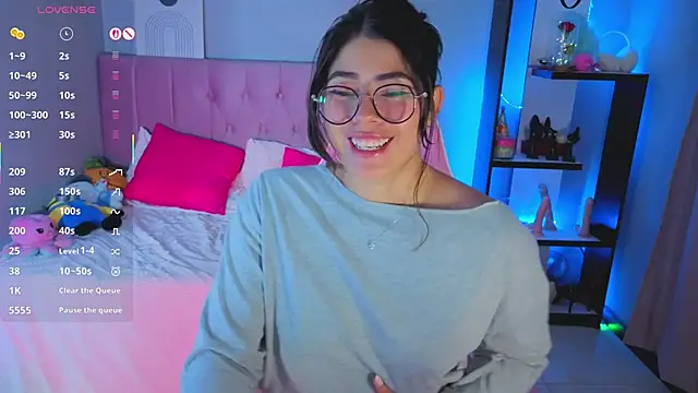 Snapshot of LoaLuxury chatting on November 9, 2025, 5:28 pm LoaLuxury online show from November 9, 2025, 5:28 pm