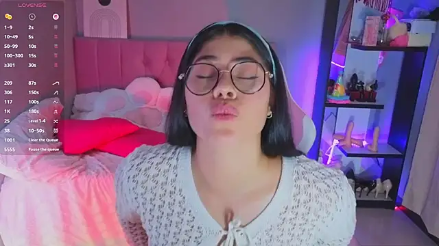 Snapshot of LoaLuxury chatting on February 9, 2026, 6:06 pm LoaLuxury online show from February 9, 2026, 6:06 pm