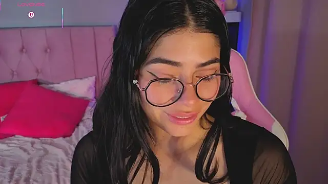 Snapshot of LoaLuxury chatting on December 4, 2025, 12:59 pm LoaLuxury online show from December 4, 2025, 12:59 pm