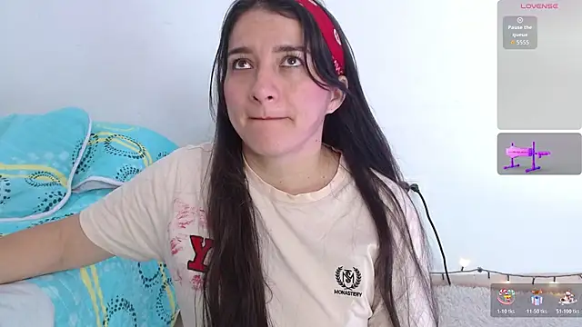 Emelyross  online show from April 6, 2026, 1:12 pm