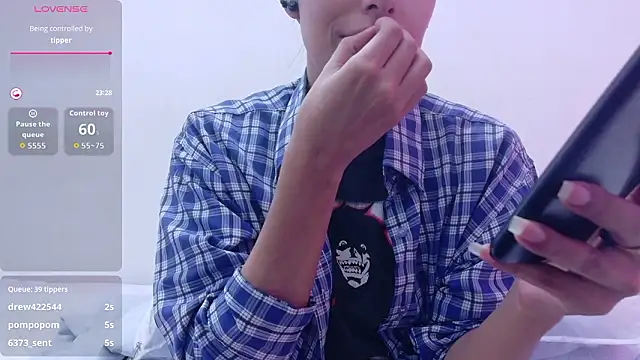 Snapshot of yourcuteneighbourr chatting on February 4, 2026, 2:39 am yourcuteneighbourr online show from February 4, 2026, 2:39 am