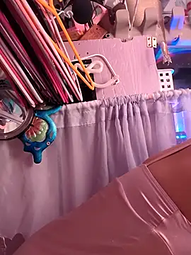 gurlnips online show from November 3, 2025, 12:53 pm