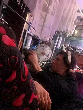 gurlnips online show from November 30, 2025, 8:04 am