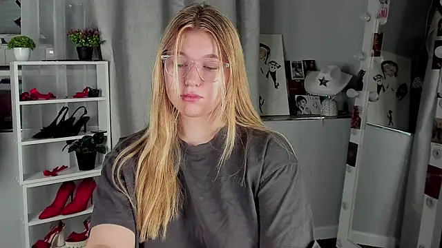 Rebecca Kelly online show from November 15, 2025, 2:15 am