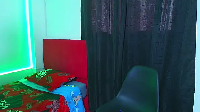 Snapshot of dominic_smith_ chatting on November 28, 2025, 7:36 pm dominic smith online show from November 28, 2025, 7:36 pm