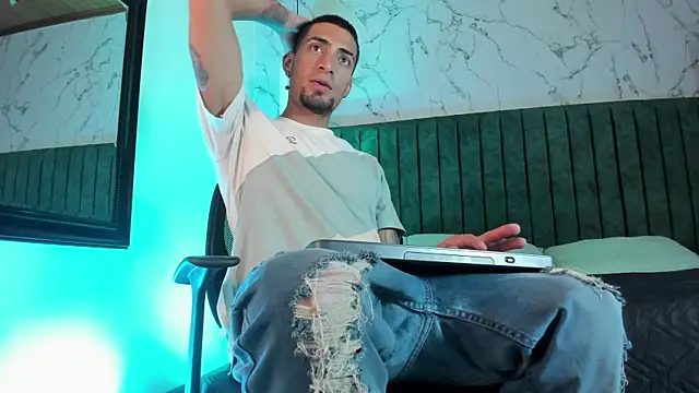 Snapshot of DrakeNeumann chatting on January 6, 2026, 10:03 pm DrakeNeumann online show from January 6, 2026, 10:03 pm