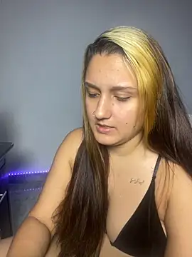 saray gomez22 online show from November 11, 2025, 2:28 am