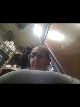 ILUV2TUCHMYKITTY online show from November 4, 2025, 12:42 pm