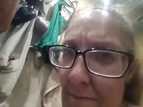 ILUV2TUCHMYKITTY online show from September 11, 2025, 11:43 am