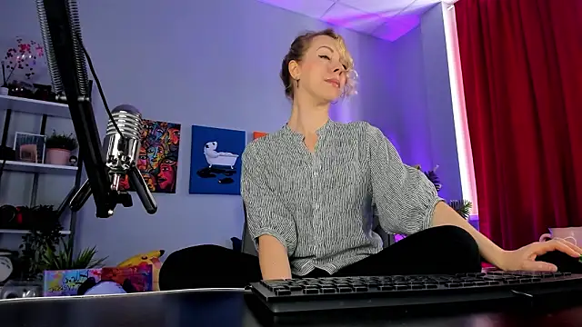 LylithSkye online show from February 25, 2026, 11:32 am