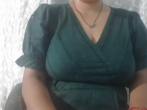 cute-priy online show from May 3, 2026, 4:28 am