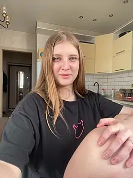 MollyDolle online show from April 28, 2026, 1:15 pm