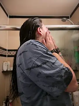 ThicBunz online show from April 14, 2026, 2:22 pm