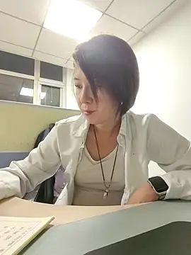 Snapshot of majlee2024 chatting on October 31, 2025, 1:52 pm majlee2024 online show from October 31, 2025, 1:52 pm