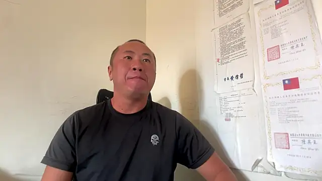 chih515 online show from November 4, 2025, 1:20 am