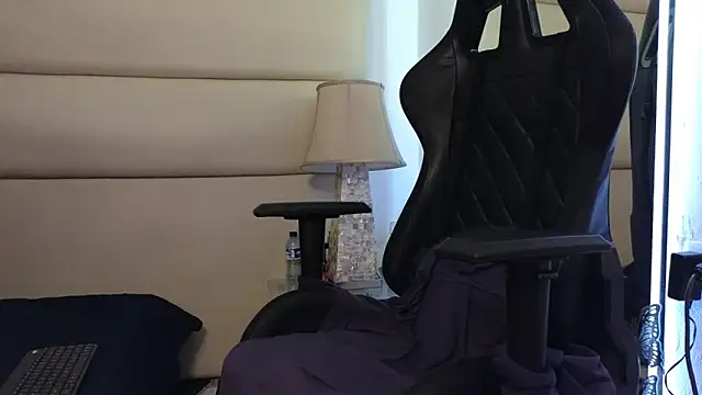 Snapshot of SbasTone_Muscle chatting on December 18, 2025, 2:54 pm SbasTone Muscle online show from December 18, 2025, 2:54 pm