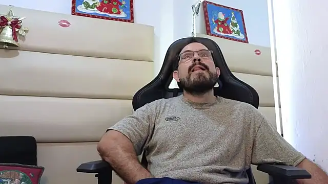 Snapshot of SbasTone_Muscle chatting on December 19, 2025, 2:52 pm SbasTone Muscle online show from December 19, 2025, 2:52 pm