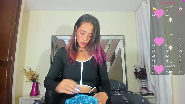 Snapshot of ZOEE_COOPER chatting on January 14, 2025, 12:43 am ZOEE COOPER online show from January 14, 2025, 12:43 am