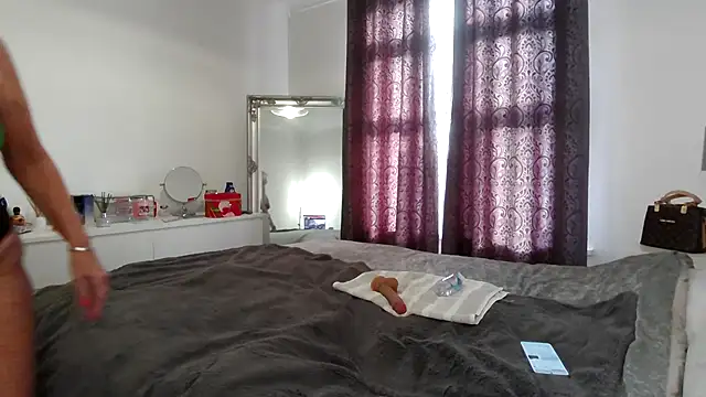 TanyaTaylor45 online show from November 23, 2025, 1:32 pm