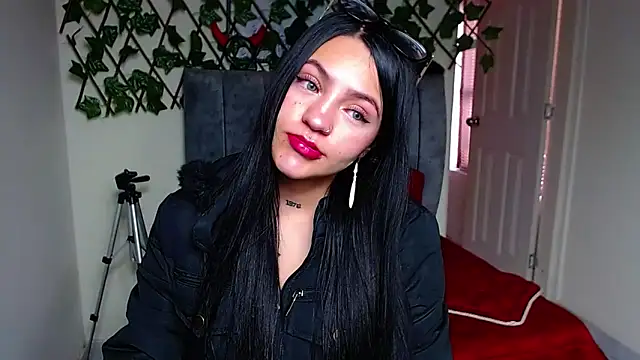 Snapshot of Violettasquirt chatting on May 25, 2026, 1:32 pm Violettasquirt online show from May 25, 2026, 1:32 pm