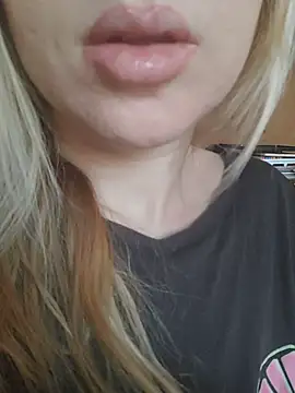 Snapshot of Linda_999 chatting on March 7, 2025, 8:23 am Linda 999 online show from March 7, 2025, 8:23 am