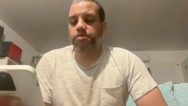 Snapshot of AbsolutMouuah chatting on May 2, 2026, 1:33 am AbsolutMouuah online show from May 2, 2026, 1:33 am