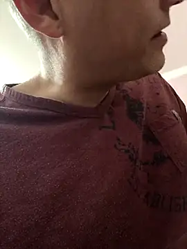 Snapshot of Pineapple04 chatting on November 10, 2025, 2:33 pm Pineapple04 online show from November 10, 2025, 2:33 pm