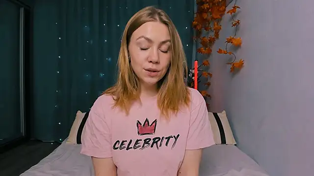 Snapshot of InsatiableFoxX chatting on October 29, 2025, 8:52 pm InsatiableFoxX online show from October 29, 2025, 8:52 pm