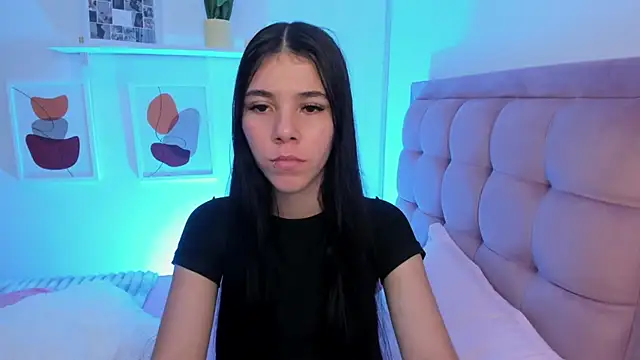 Snapshot of sofi_cute01 chatting on January 13, 2025, 3:23 am sofi cute01 online show from January 13, 2025, 3:23 am