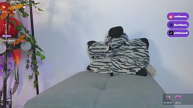 Snapshot of Soffimoon_ chatting on November 12, 2025, 11:30 pm Soffimoon online show from November 12, 2025, 11:30 pm