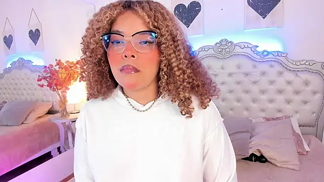 Snapshot of NiaColusi chatting on November 17, 2025, 6:56 pm NiaColusi online show from November 17, 2025, 6:56 pm