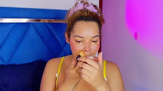 NiaColusi online show from March 10, 2026, 4:33 pm