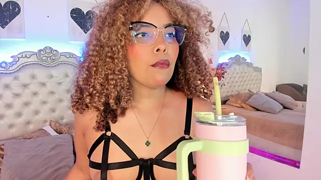 Snapshot of NiaColusi chatting on November 5, 2025, 7:50 pm NiaColusi online show from November 5, 2025, 7:50 pm