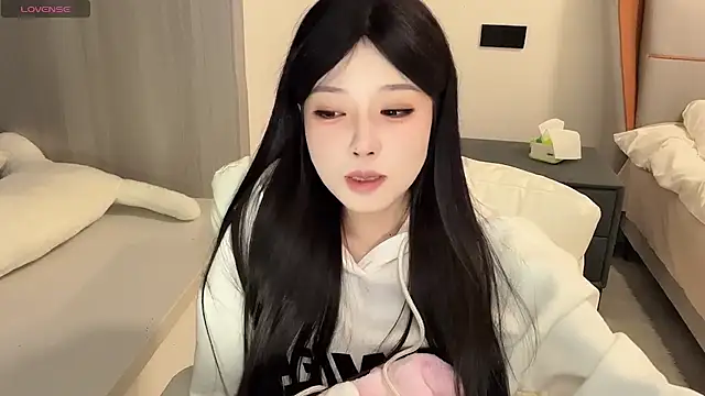 Snapshot of Q-ing chatting on January 1, 2025, 7:43 pm Q-ing online show from January 1, 2025, 7:43 pm