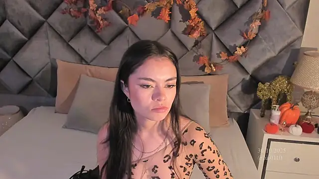 Snapshot of Luisa0110 chatting on October 31, 2025, 9:00 pm Luisa0110 online show from October 31, 2025, 9:00 pm